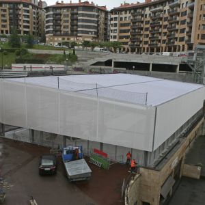 cubrimiento fachada textil en color blanco para el polideportivo de Atxuri